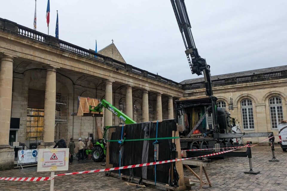 Les travaux d'installation de la nouvelle porte de l'hôtel de ville de Bordeaux sont en cours ce mercredi 10 décembre 2025.