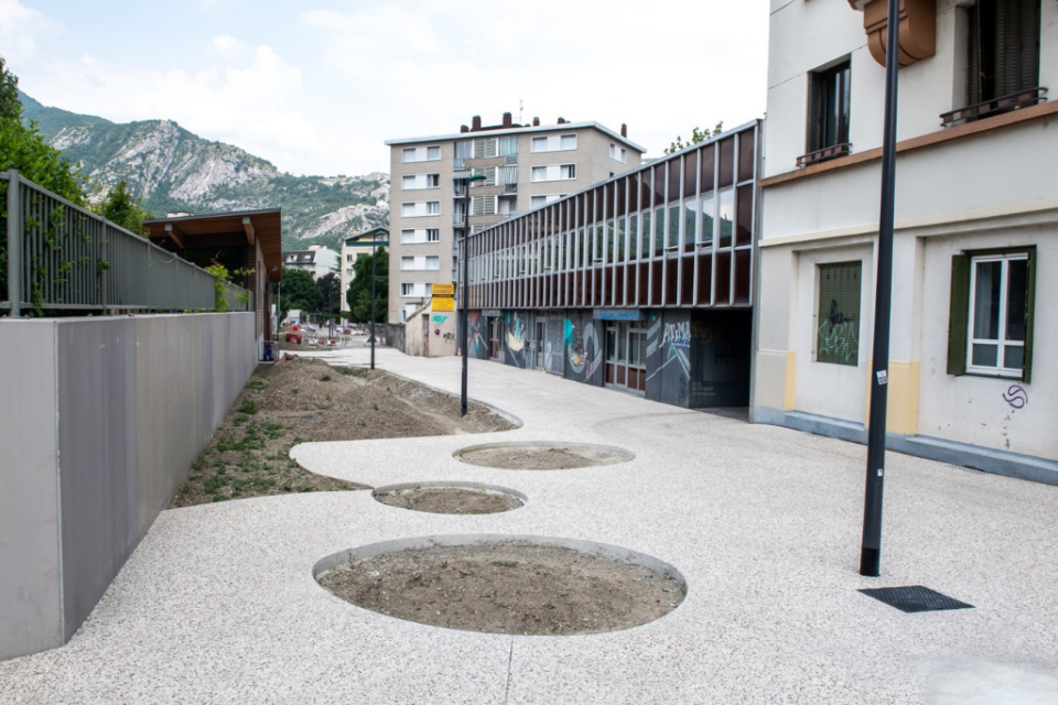 Un réaménagement du parvis de l'école Diderot a été effectué par les services de la vlle de Grenoble. 