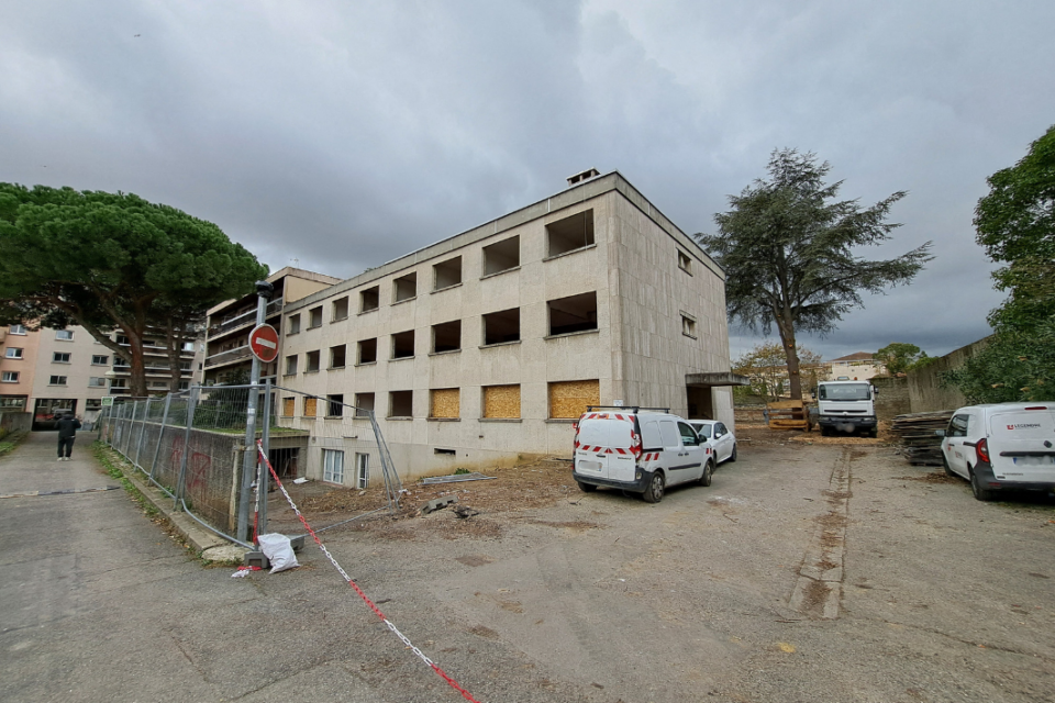 À droite, en arrière-plan, les résidences qui ont été construites près du couvent.