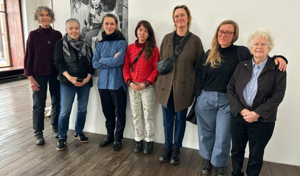 Trois membres des Hackney Flashers, Claude Dugit-Gros, Julie Luzoir et Pascaline Morincôme et la commissaire d’exposition Camille Richert.   Photo Hervé Lévy