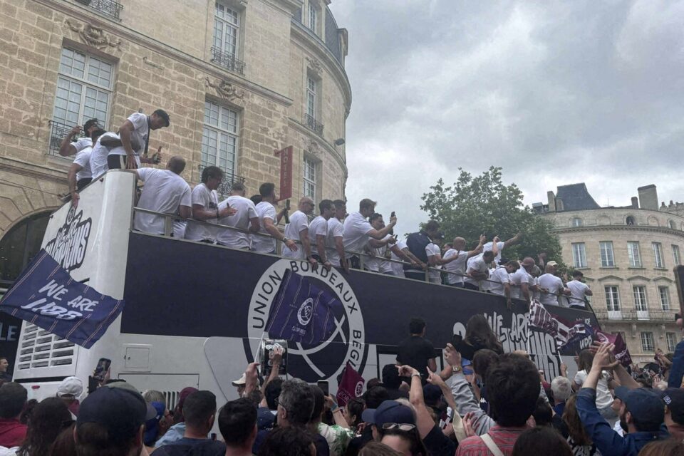 Les joueurs de l'UBB sont montés dans un bus à impériale en direction de la place des Quinconces.