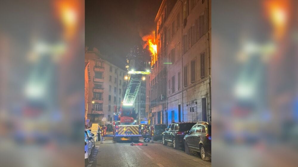 Un violent incendie ravage deux étages d'un immeuble rue de Crimée à Marseille