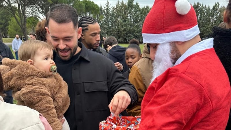 Une centaine de personnes attendaient le Père Noël à sa descente d'hélico à AIx-les-Milles.