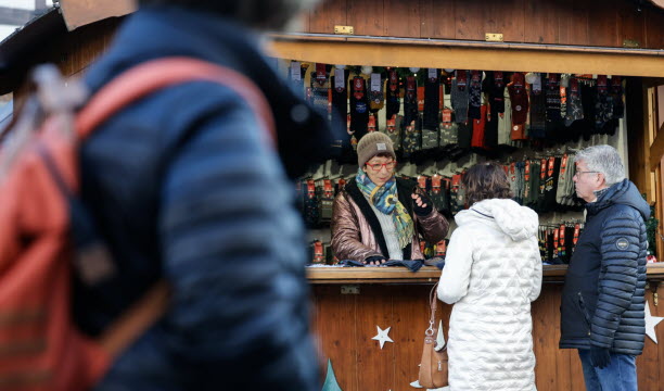 Une commerçante dans un chalet du marché de Noël de Haguenau, le 28 décembre 2025.   Photo Thomas Toussaint