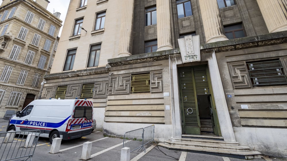 Une octogénaire sans histoire jugée pour avoir poignardé son mari à Marseille
