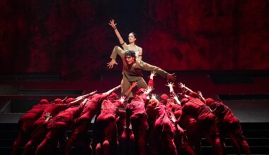 Hugo Marchand (Quasimodo) et Amandine Albisson (Esmeralda) interprétant « Notre-Dame de Paris » par Roland Petit à l’Opéra Bastille, Paris