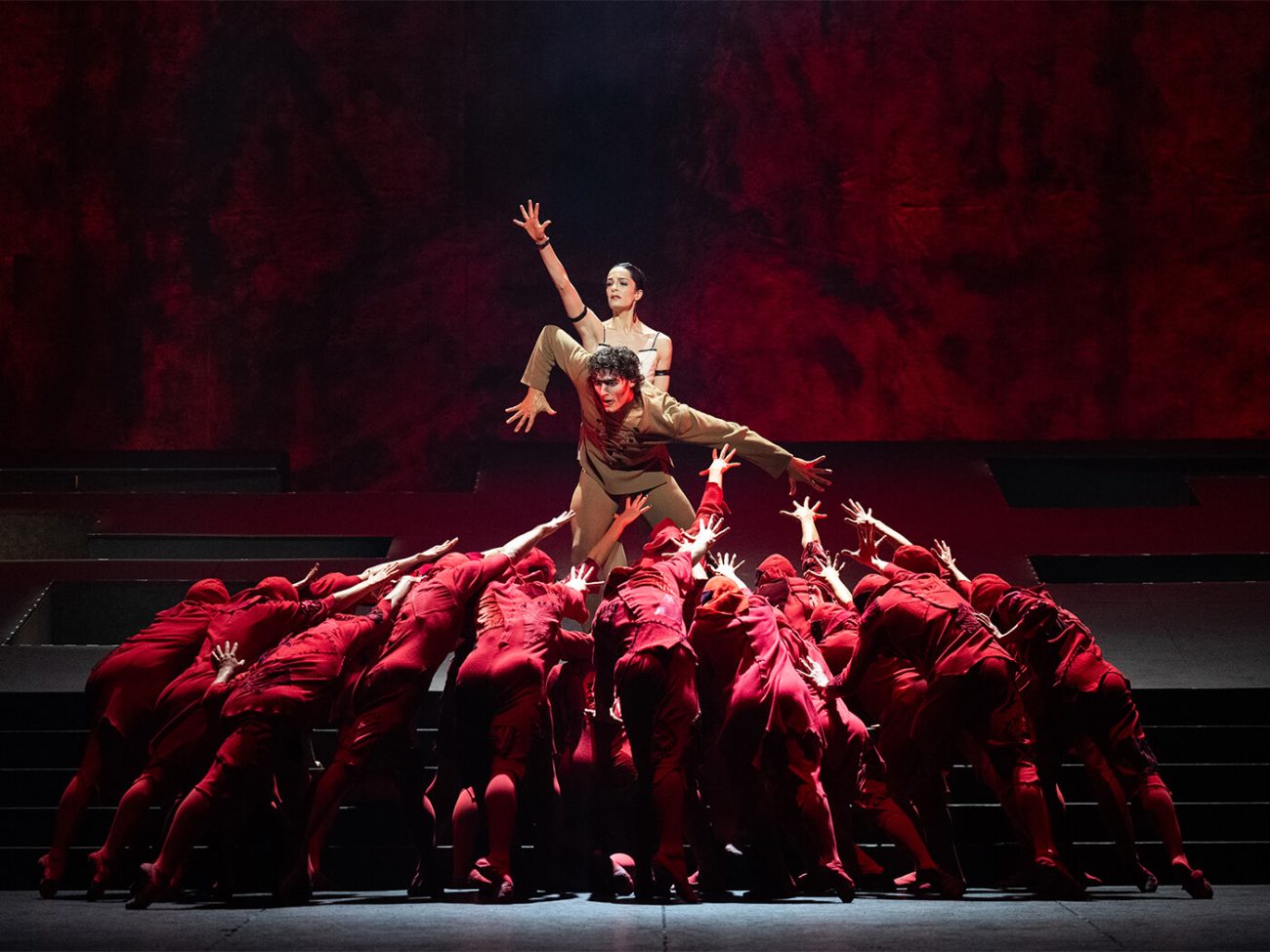 Hugo Marchand (Quasimodo) et Amandine Albisson (Esmeralda) interprétant « Notre-Dame de Paris » par Roland Petit à l’Opéra Bastille, Paris