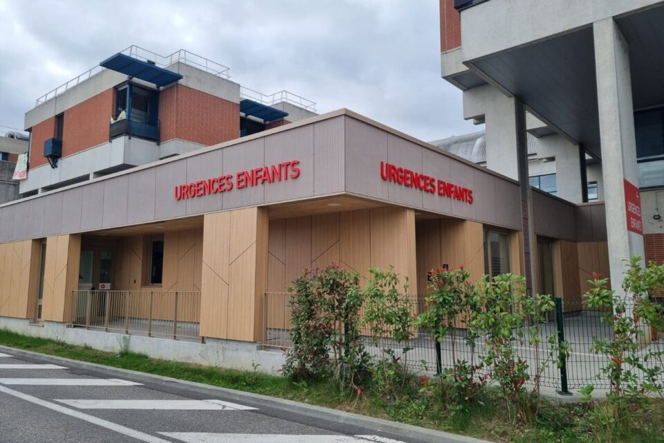 L'entrée des urgences pédiatriques a déjà fait l'objet d'un agrandissement et d'une rénovation en 2024.