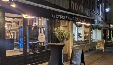 Place du commerce à Rouen. Deux nouveaux bars et une galerie d'art