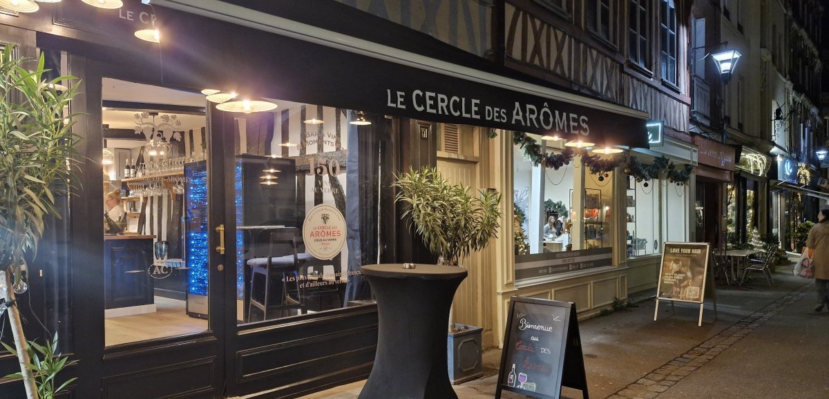 Place du commerce à Rouen. Deux nouveaux bars et une galerie d'art