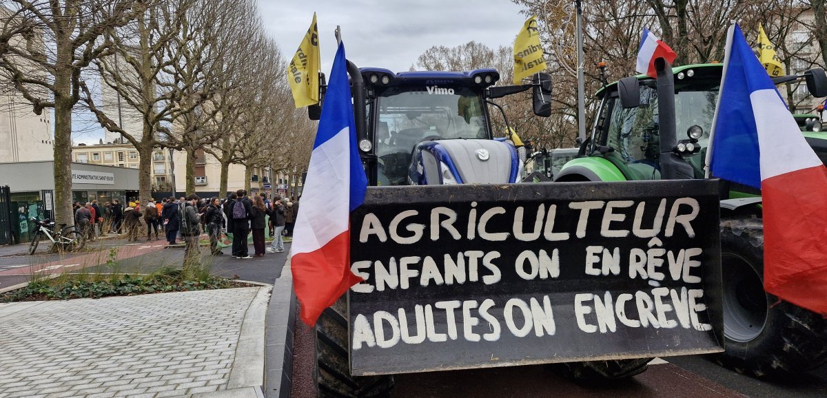 Une cinquantaine de tracteurs à Rouen contre le Mercosur