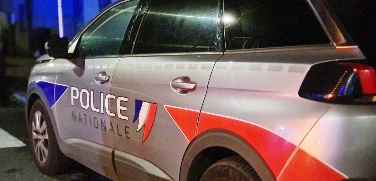 Près de Rouen. Course-poursuite dans les rues, l'automobiliste endommage sa voiture dans un rond-point