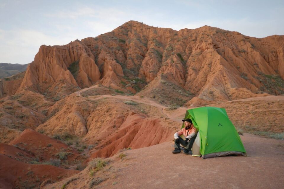 Si le jeune Rennais a en majorité pu dormir chez l'habitant, il a parfois bivouaqué dans des endroits uniques.