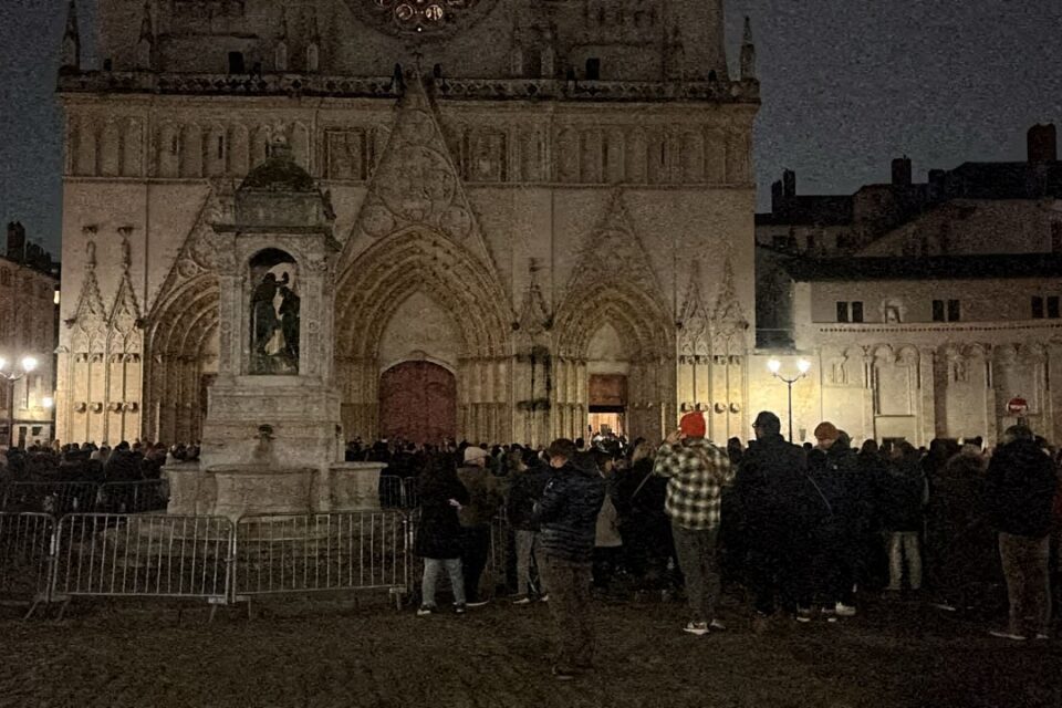 Une foule est déjà bien présente devant la cathédrale Saint-Jean