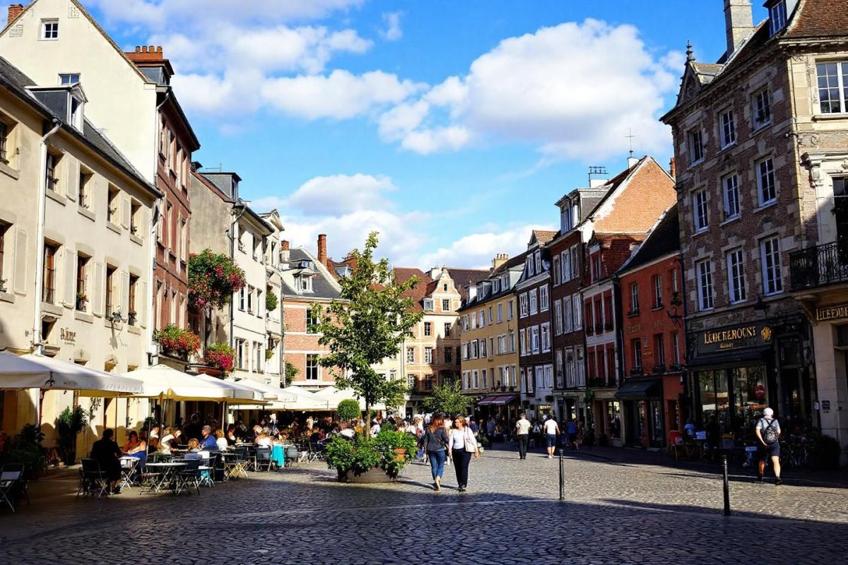 Moins réputée que Paris, cette ville d’Île-de-France surprend par son patrimoine et sa douceur de vivre