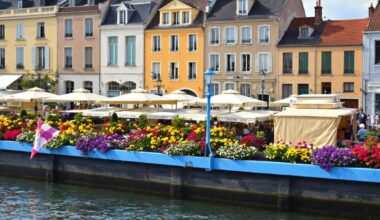 Moins célèbre que Nantes, cette ville de Loire-Atlantique charme avec ses quais fleuris et son centre animé
