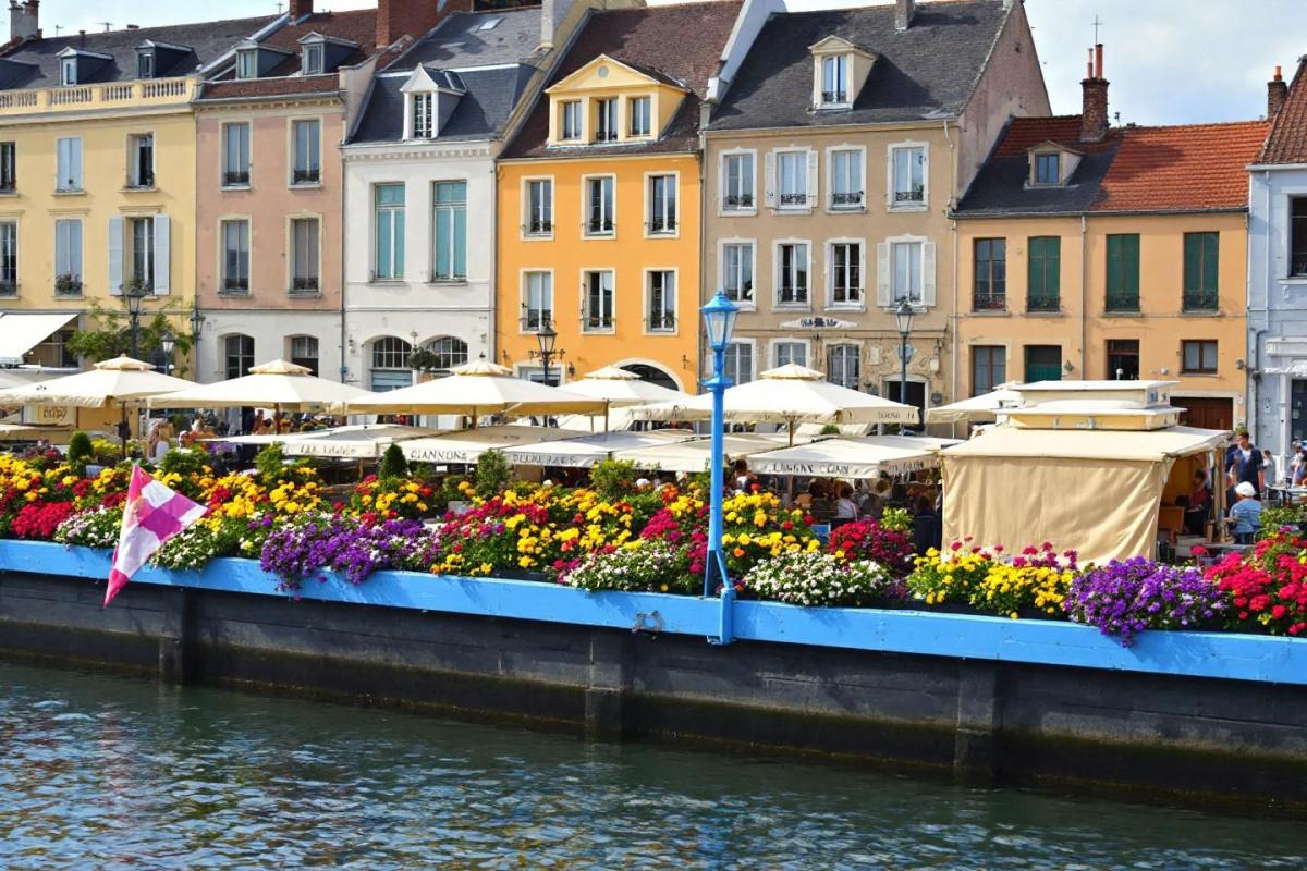 Moins célèbre que Nantes, cette ville de Loire-Atlantique charme avec ses quais fleuris et son centre animé