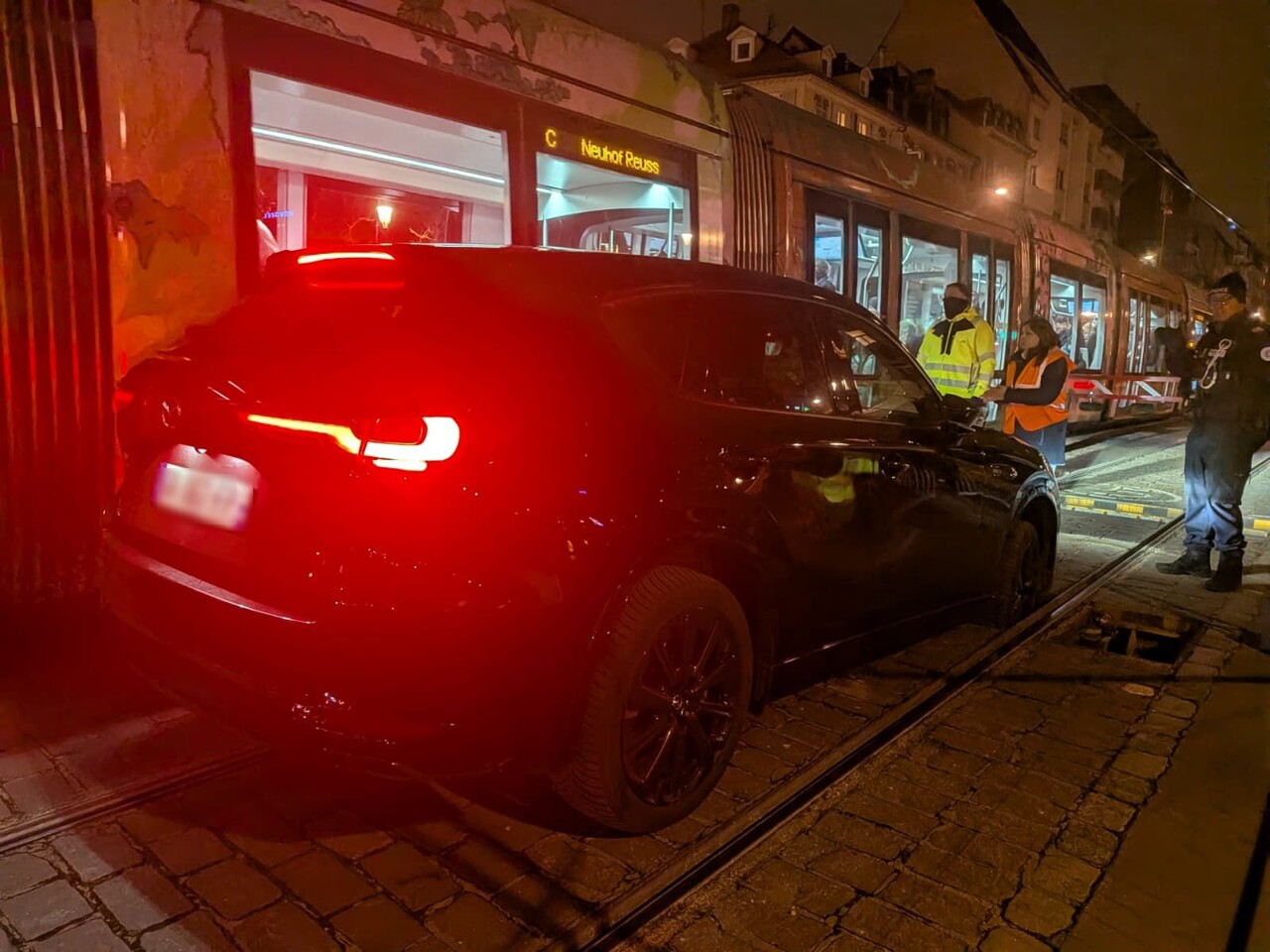 perdus, des vacanciers suivent leur GPS et tombent dans une fosse sur les rails du tram