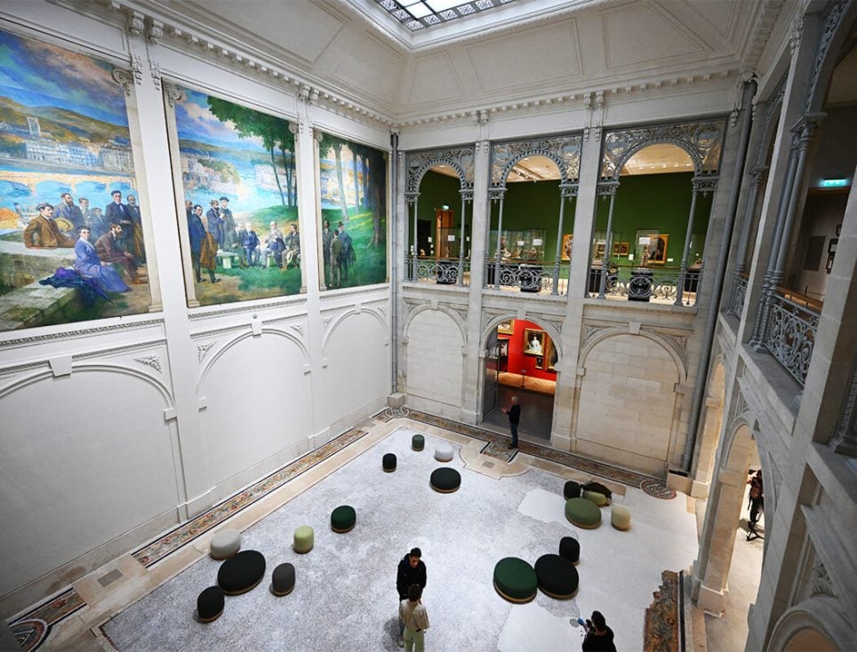 Dans le patio, le « Triptyque bayonnais » de Henri-Achille Zo » où l’on voit Bonnat et ses élèves basques et béarnais