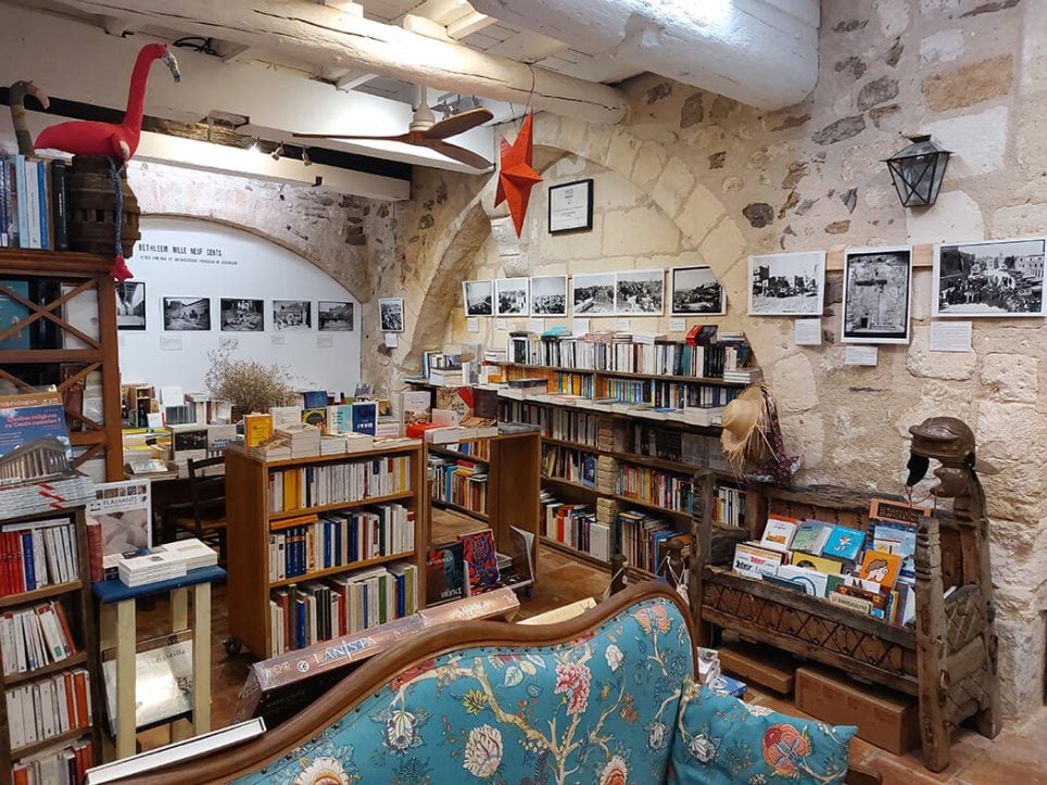 La librairie De natura rerum se transforme en galerie pour l’exposition « Bethléem 1900. Photographies anciennes de l’Ecole biblique et archéologique française de Jérusalem »