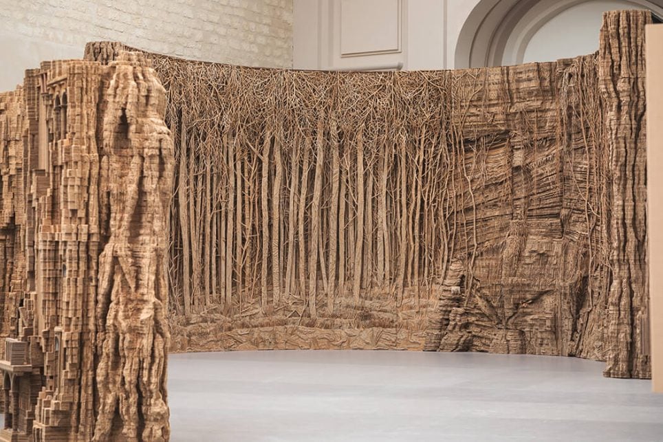 Vue d’exposition « Grottesco » d’Eva Jospin, et notamment « Panorama », au Grand Palais, Paris