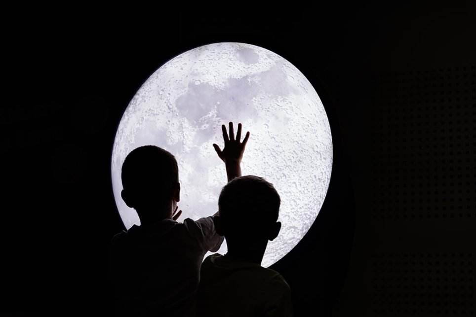 Vue de l’exposition « Petits pas sur la Lune » au musée de l’Air et de l’Espace