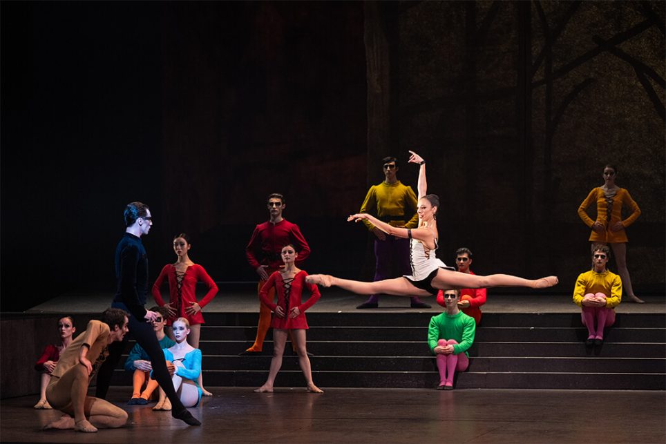 Les danseurs Thomas Docquir (Frollo) et Roxane Stojanov (Esmeralda) lors d’une représentation de  « Notre-Dame de Paris » à l’Opéra Bastille, Paris