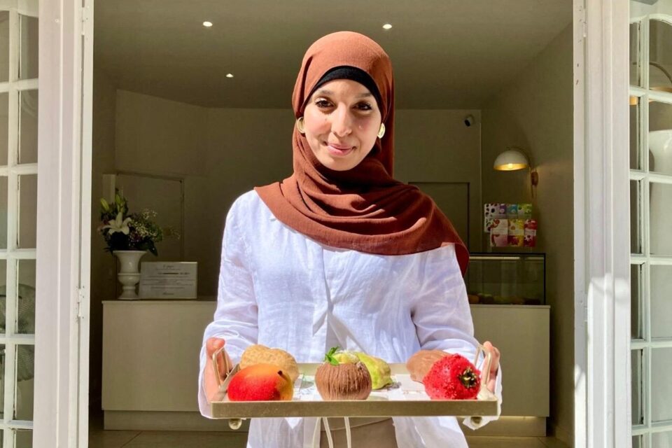 Depuis plus d’un an, Souhila Aïssat propose des pâtisseries en forme de trompe-l’œil. Elle s’est installée depuis peu à l’Estaque (16e).