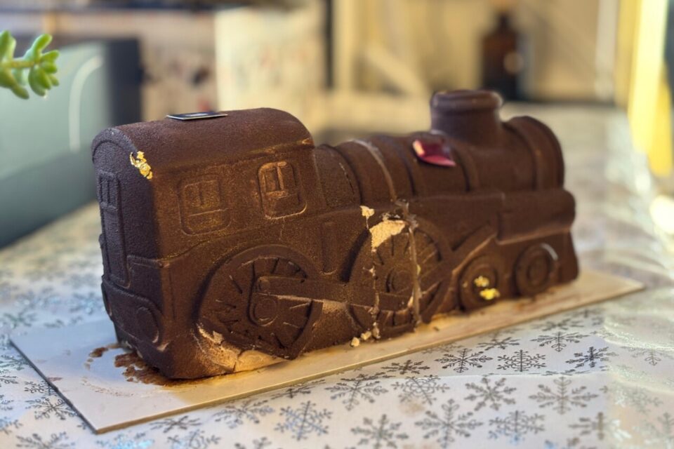 Composée de marron et de vanille, la bûche signature de Pascal Guglielmi est inspiré du mistral, un vieux train qui reliait Paris à Marseille.