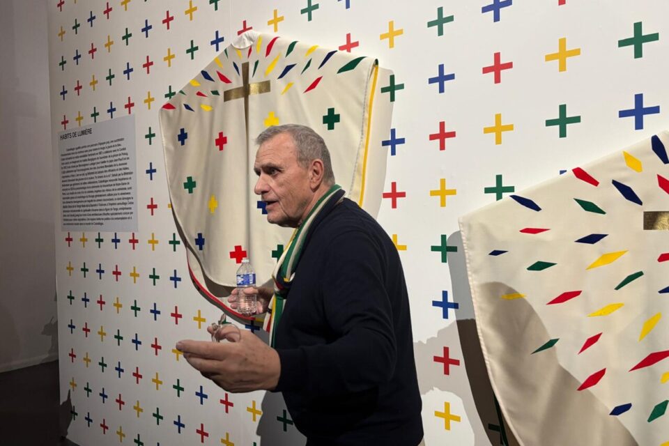 Jean-Charles de Castelbajac devant ses créations imaginées dans le cadre de la réouverture de Notre Dame de Paris