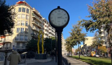 Nice. Ces horloges installées en ville ne sont jamais à l'heure, voici d'où elles viennent