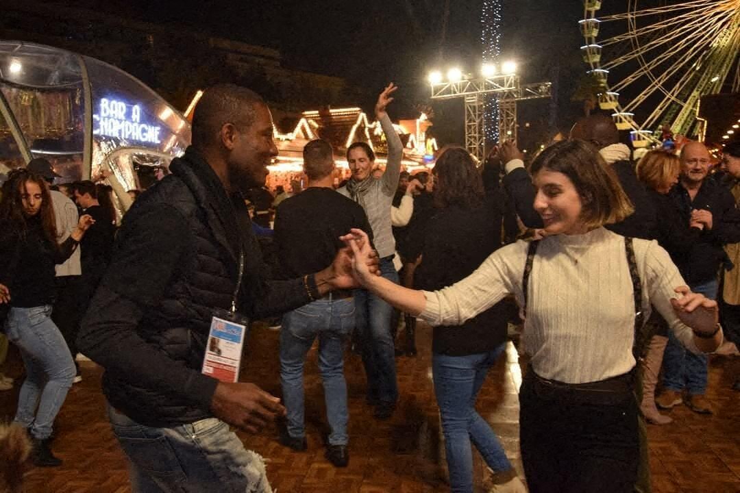 Nice. Ils ne se connaissent pas mais dansent ensemble, ce rendez-vous cartonne en ville