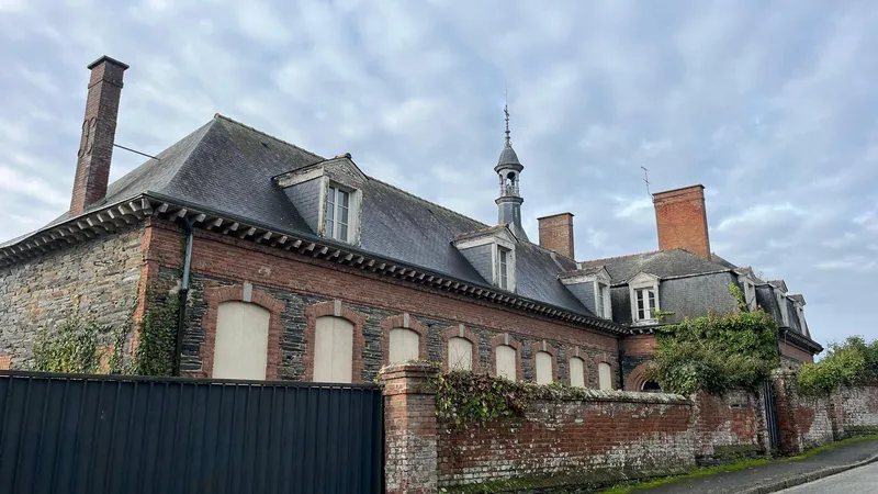 L'ancienne école en brique rouge.