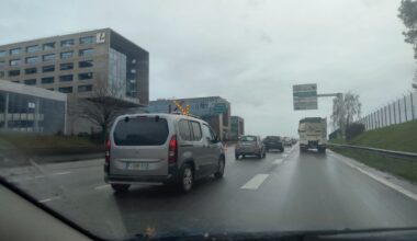 accident entre deux voitures, les bouchons s'accumulent