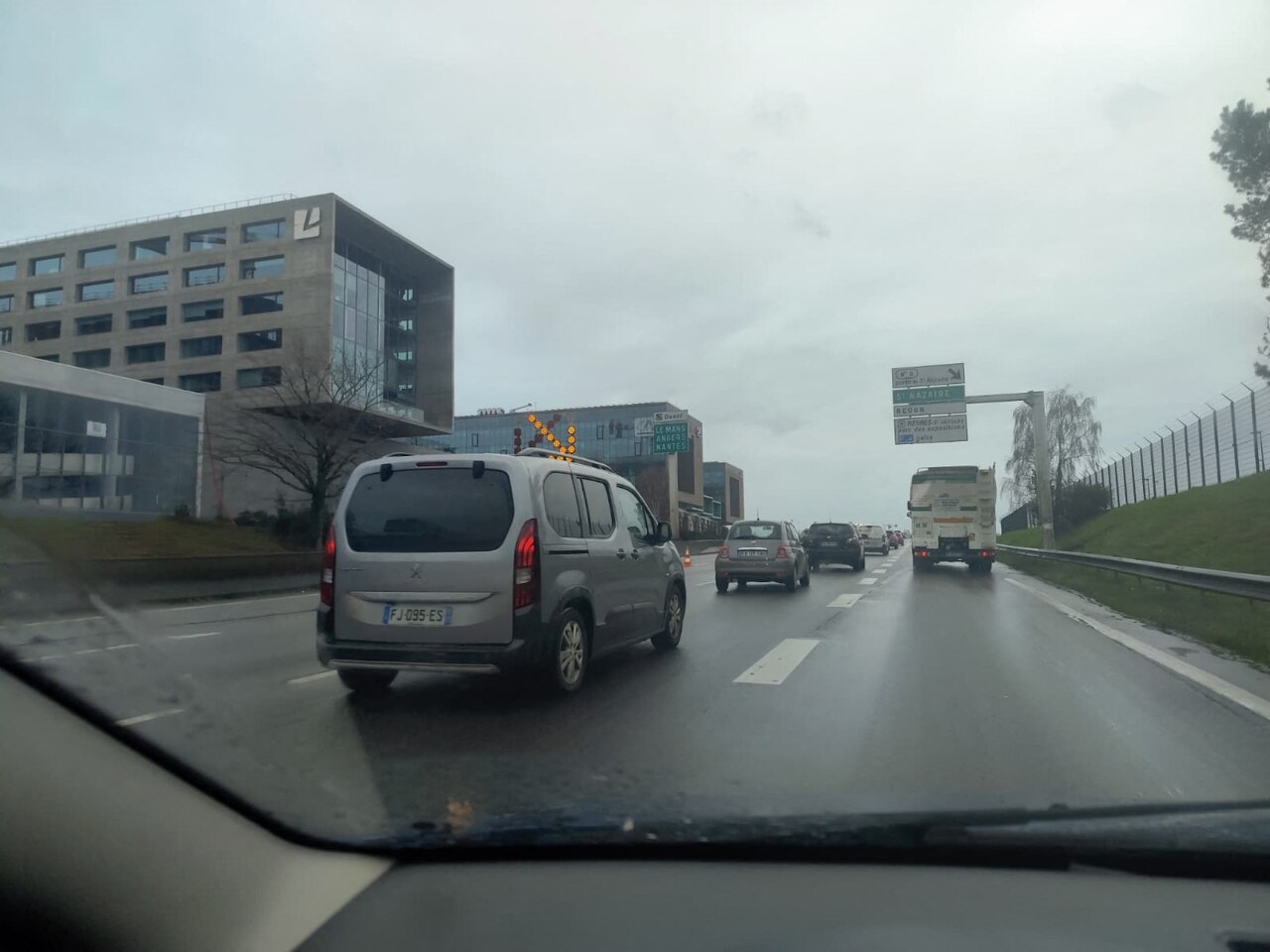 accident entre deux voitures, les bouchons s'accumulent
