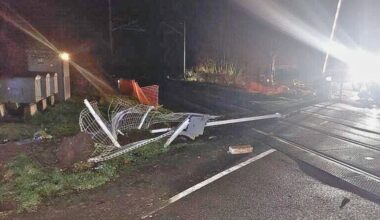 Une voiture percute un passage à niveau et s'encastre dans la barrière : le trafic ferroviaire perturbé