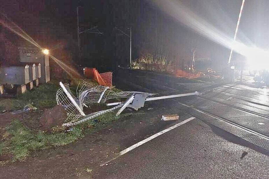 Une voiture percute un passage à niveau et s'encastre dans la barrière : le trafic ferroviaire perturbé