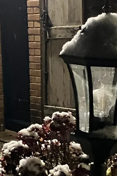 C'est la belle nuit de Noël et la neige a étendu son manteau blanc en Bretagne