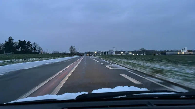 Au lever du jour, ce 25 décembre 2025, dans la campagne de Rennes, les grands axes sont parfaitement dégagés, mais attention au réseau secondaire où des plaques de verglas peuvent être présentes.