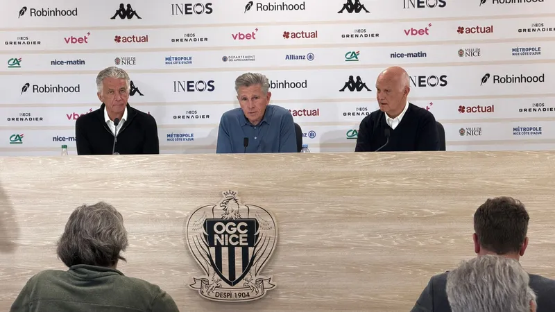 Claude Puel (au centre), encadré par Jean-Pierre Rivère et Maurice Cohen. Deux ex-présidents autour d'un ex-entraîneur : le commando de choc pour la deuxième partie de saison de l'OGC Nice.