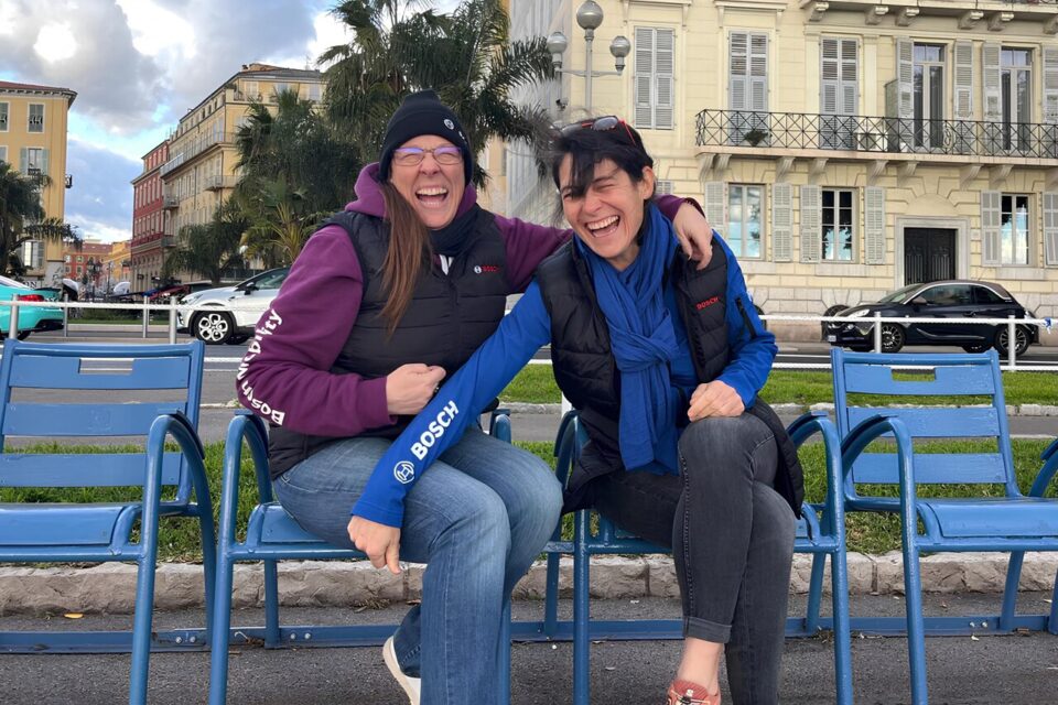 Très complices, Clémence Dalibard (41 ans) et Magali Niederoest (49 ans) préparent le rallye automobile Aïcha des Gazelles au Maroc en 2026