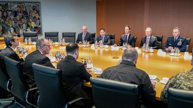 Le président ukrainien et les négociateurs américains dimanche 14 décembre à Berlin.