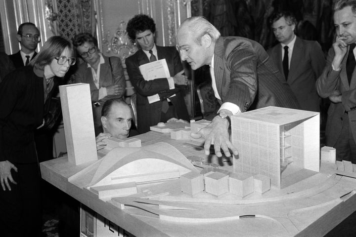 François Mitterrand regarde la maquette du projet de la grande Arche de La Défense concue par l'architecte danois Johan Otto von Spreckelsen, à l'Elysée, le 26 février 1985. (PHILIPPE BOUCHON / AFP)