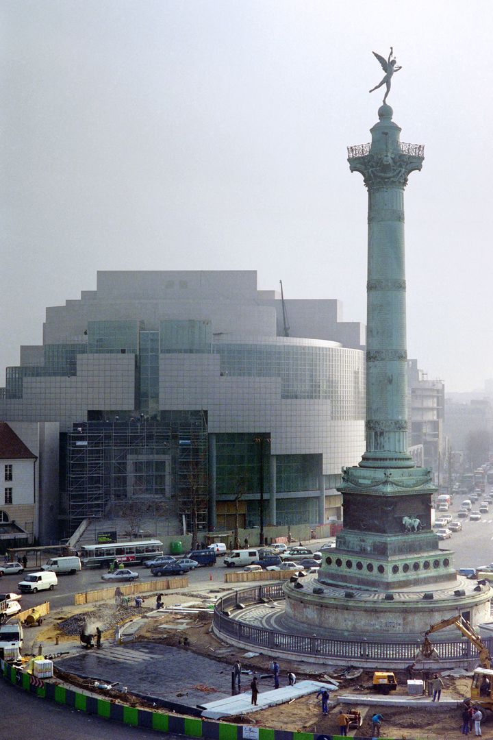 L'Opéra Bastille, le 16 janvier 1989, quelques mois avant son inauguration, sur la place de la Bastille, à Paris. (PATRICK KOVARIK / AFP)