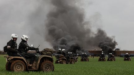 Des gendarmes mobiles lors d'une manifestation pour protester contre la construction d'une nouvelle réserve d'eau destinée à l'irrigation agricole, à Sainte-Soline (Deux-Sèvres), le 25 mars 2023. (THIBAUD MORITZ / AFP)