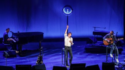 Pierre Souchon, Alain Souchon et Ours, à La Rochelle, en juillet 2024. (THIBAUD MORITZ / AFP)