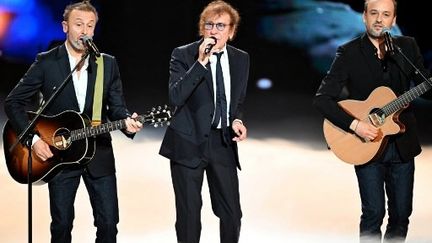 Alain Souchon et ses deux fils, Pierre et Ours, aux Victoires de la musique 2025. (BERTRAND GUAY / AFP)
