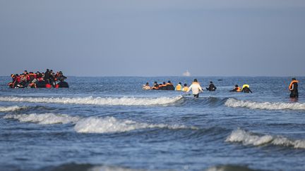 Des migrants tentent la traversée de la Manche vers le Royaume-Uni, le 27 septembre 2025 au niveau de Gravelines (Nord). (SAMEER AL-DOUMY / AFP)