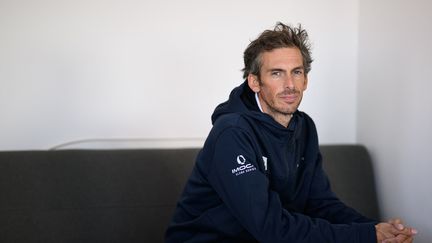 Le skipper Charlie Dalin, à Concarneau (Bretagne), le 24 septembre 2025. (LOIC VENANCE / AFP)