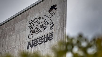 Le logo du géant de l’agroalimentaire Nestlé sur la façade de son siège social, à Vevey, en Suisse, le 14 octobre 2025. (FABRICE COFFRINI / AFP)